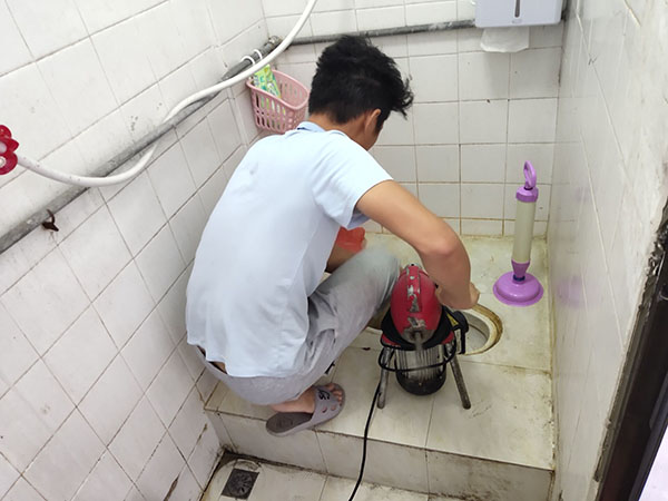 鲁甸管道堵塞冒臭气 专业师傅现场解决问题
