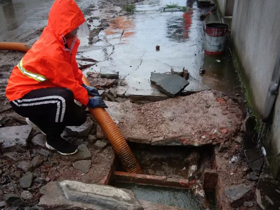 鲁甸专业清理污水池 炜誉市政以规范流程守护城市 “肠道”