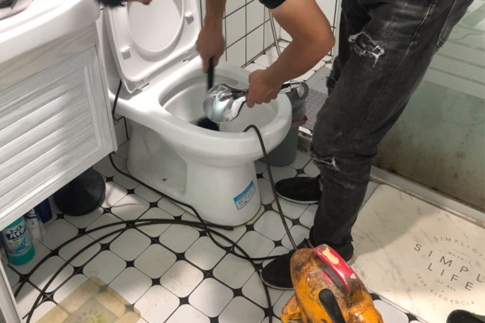 鲁甸马桶堵塞自己疏通还是找师傅?专业上门服务让你省时更省心